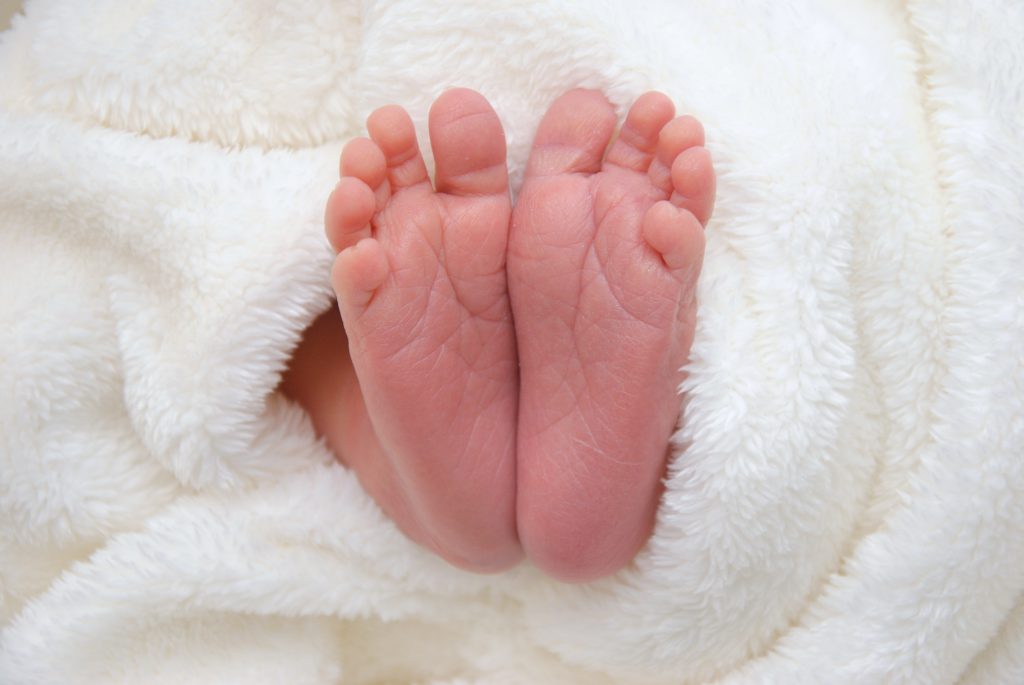 Erfüllte Wunsch - Füßchen eines Babys in eine weiche Decke eingewickelt
