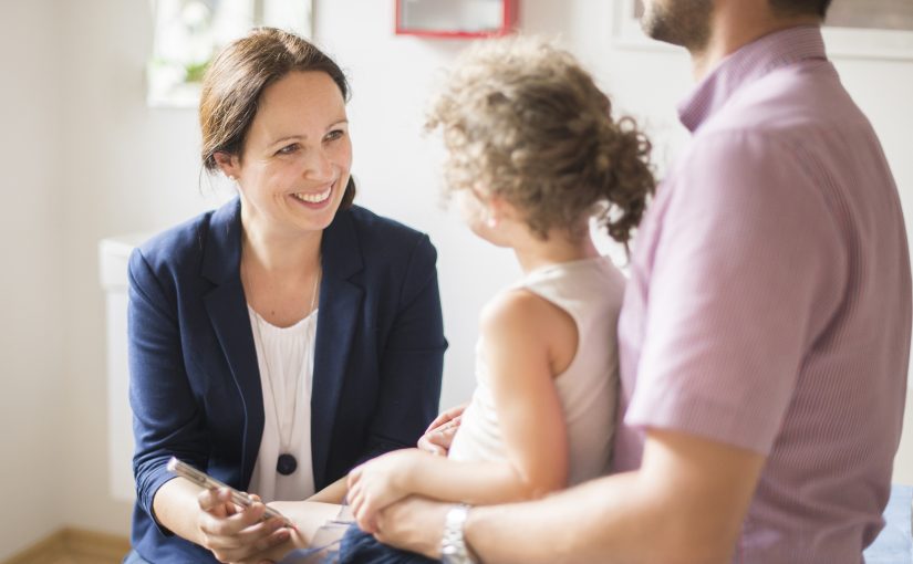 Frau Dr. Schönhart hilft in Ihrer TCM Praxis Kindern und Erwachsenen